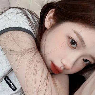 女孩的钓鱼慢活